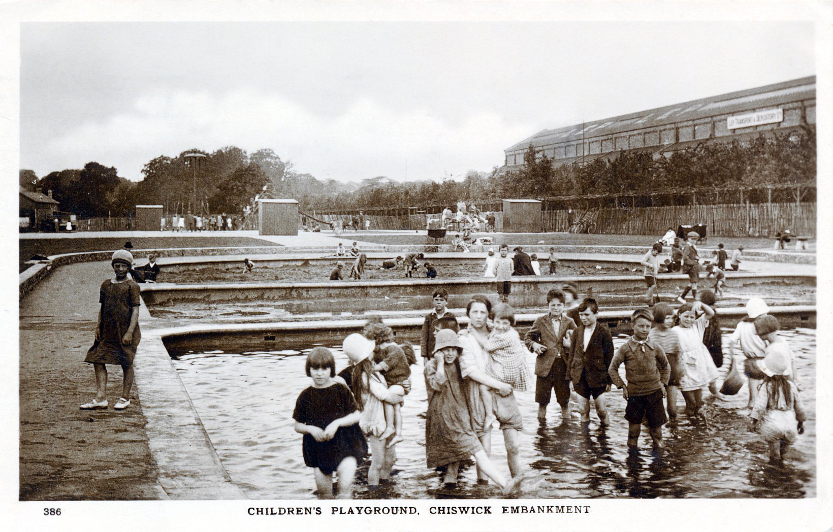 Chiswick,children paddling